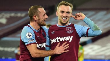 Jarrod Bowen oslavuje svůj gól proti West Bromwich Albion s týmovým kolegou z West Hamu Vladimírem Kovalem